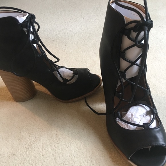 Lace up black booties - Picture 3 of 3